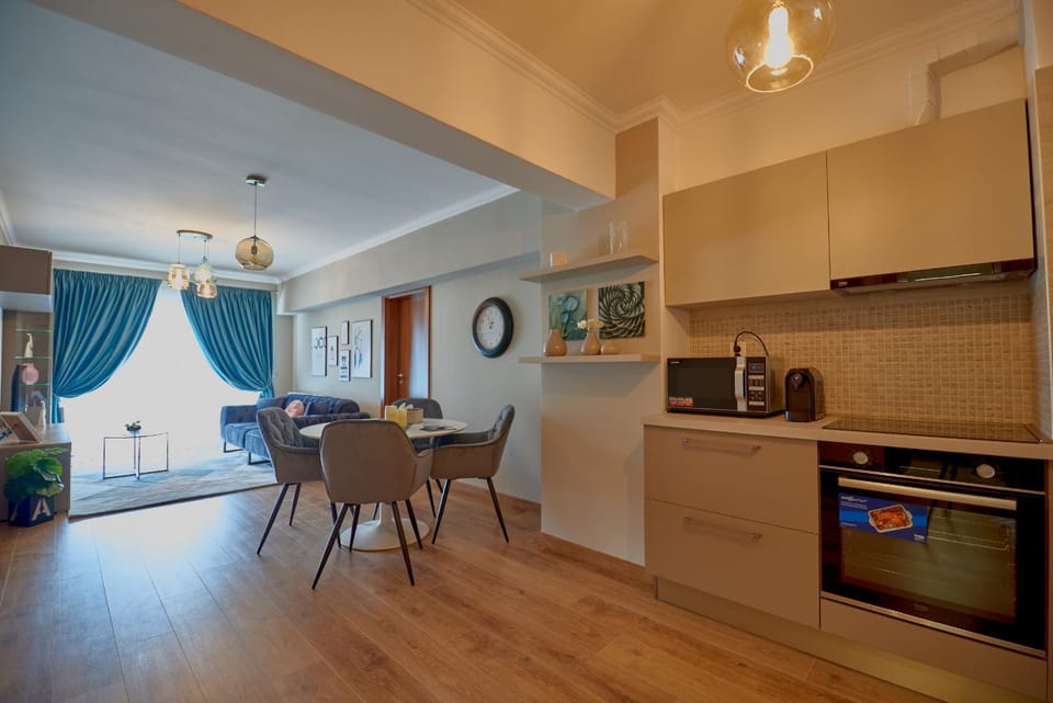TV and multimedia, Kitchen or kitchenette, Living room, Decorative detail, Dining area
