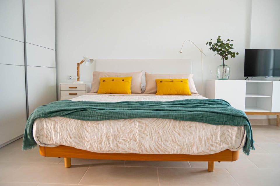 Bed, TV and multimedia, Bedroom
