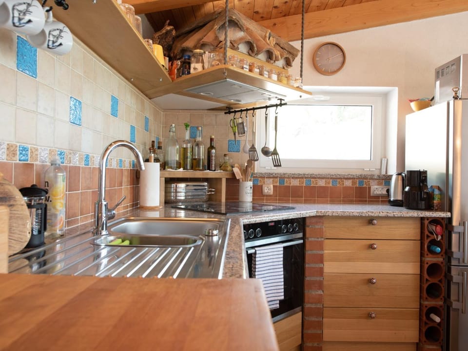 Kitchen or kitchenette, dishwasher, stove
