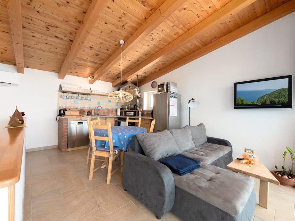 TV and multimedia, Kitchen or kitchenette, Living room, Seating area, Dining area