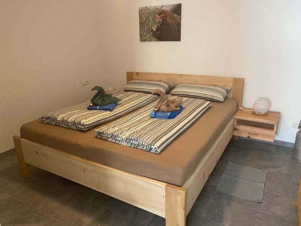 Bed, Bedroom, towels