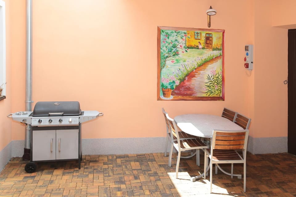 BBQ facilities, Seating area
