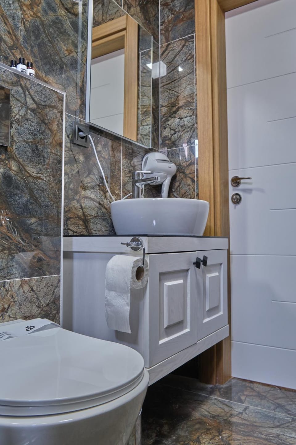 Toilet, Bathroom, Internal: Not applicable to any particular room