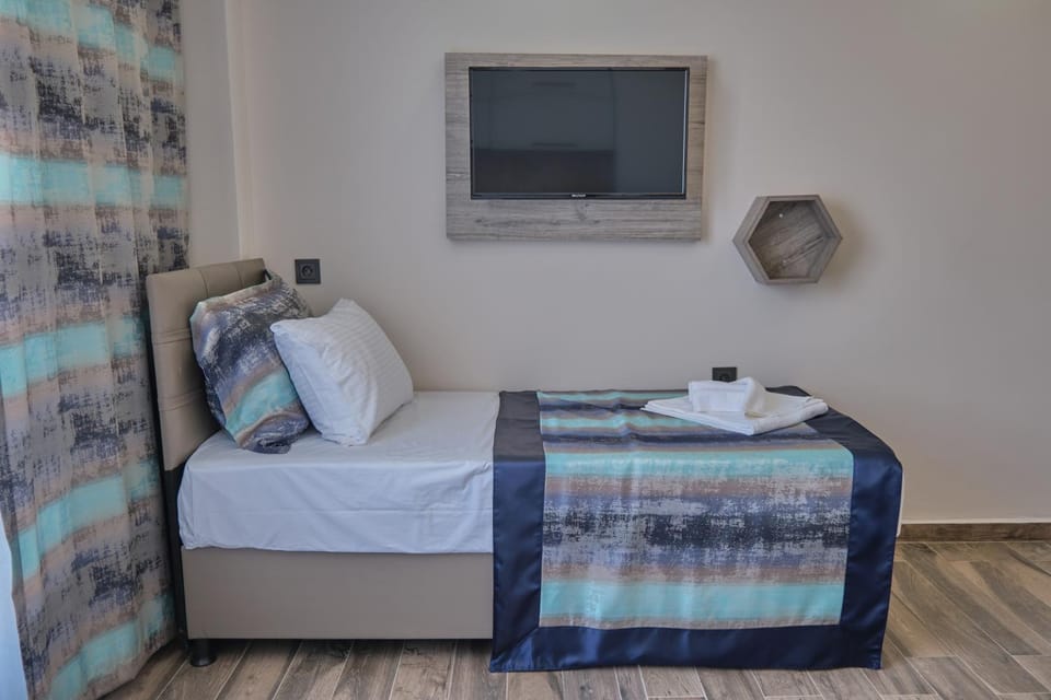 Communal lounge/ TV room, Bed, Bedroom