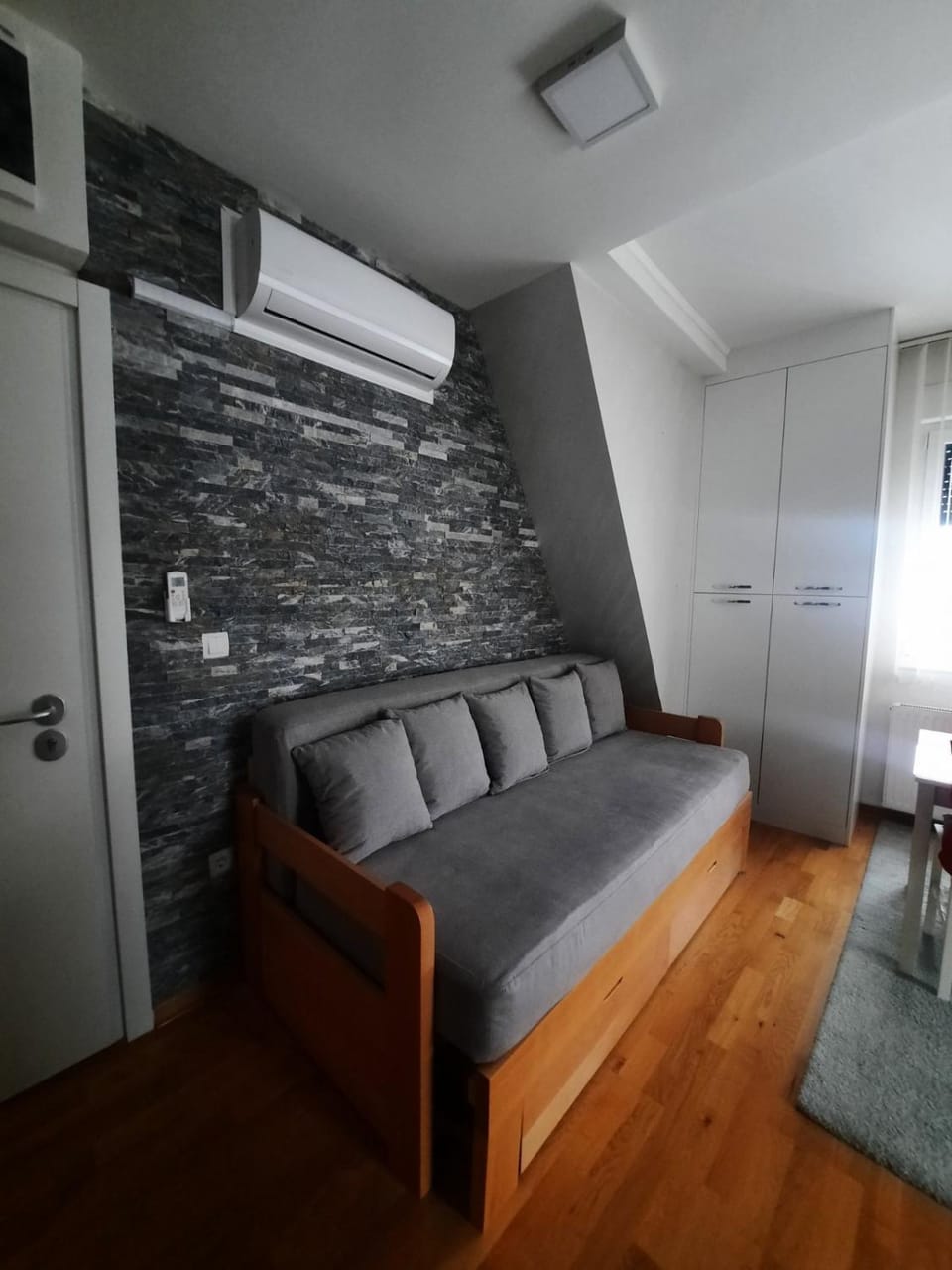 Bed, Living room, Photo of the whole room, wardrobe, air conditioner