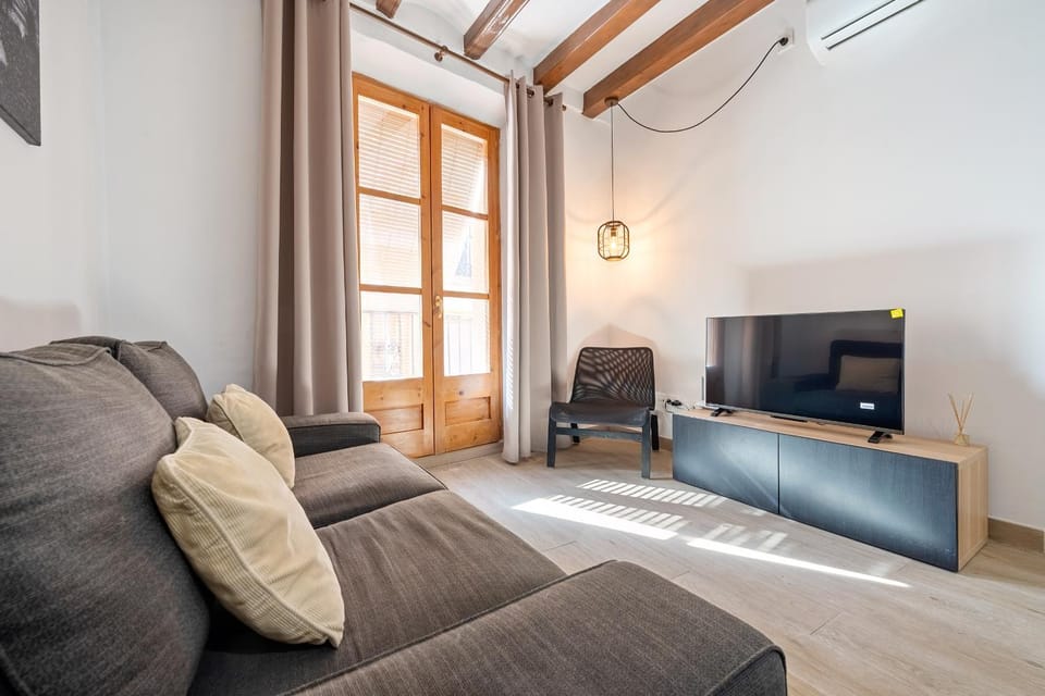 TV and multimedia, Living room, Seating area, Evening entertainment