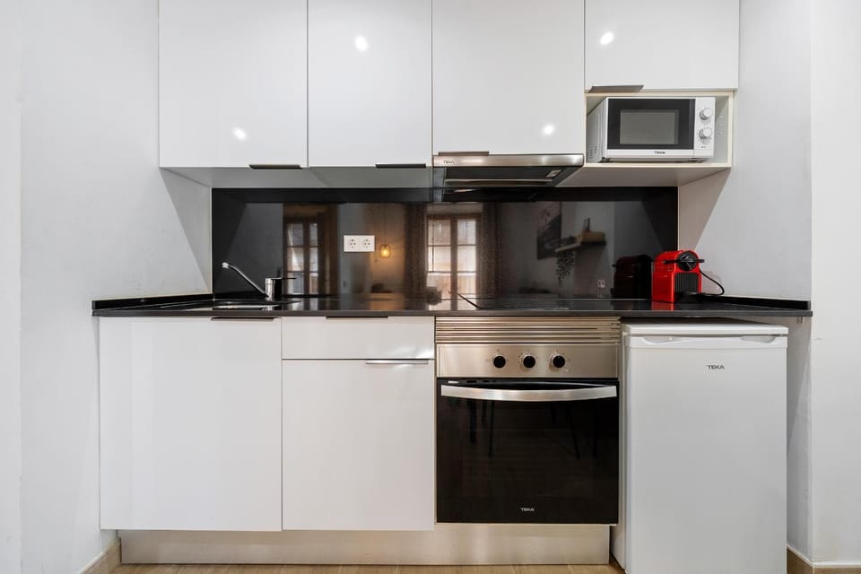 Coffee/tea facilities, Kitchen or kitchenette, minibar, oven, stove, toaster