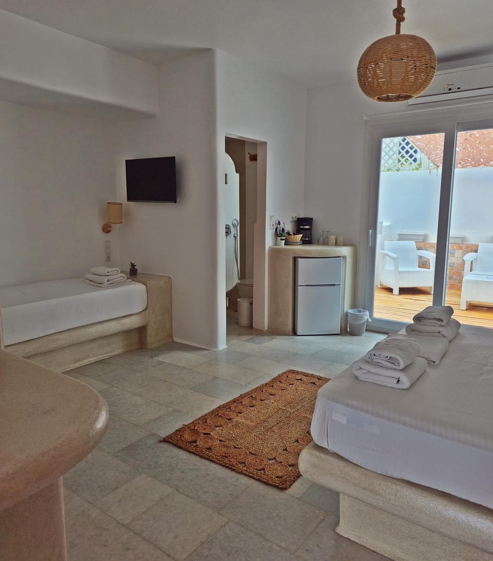 Bed, TV and multimedia, Photo of the whole room, Bedroom, towels