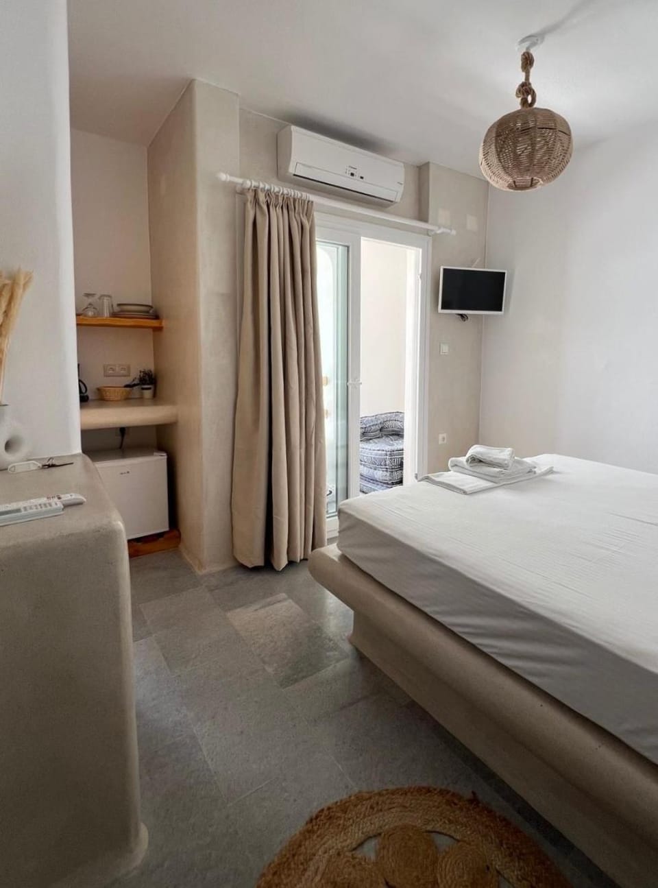 Bed, TV and multimedia, Photo of the whole room, Bedroom
