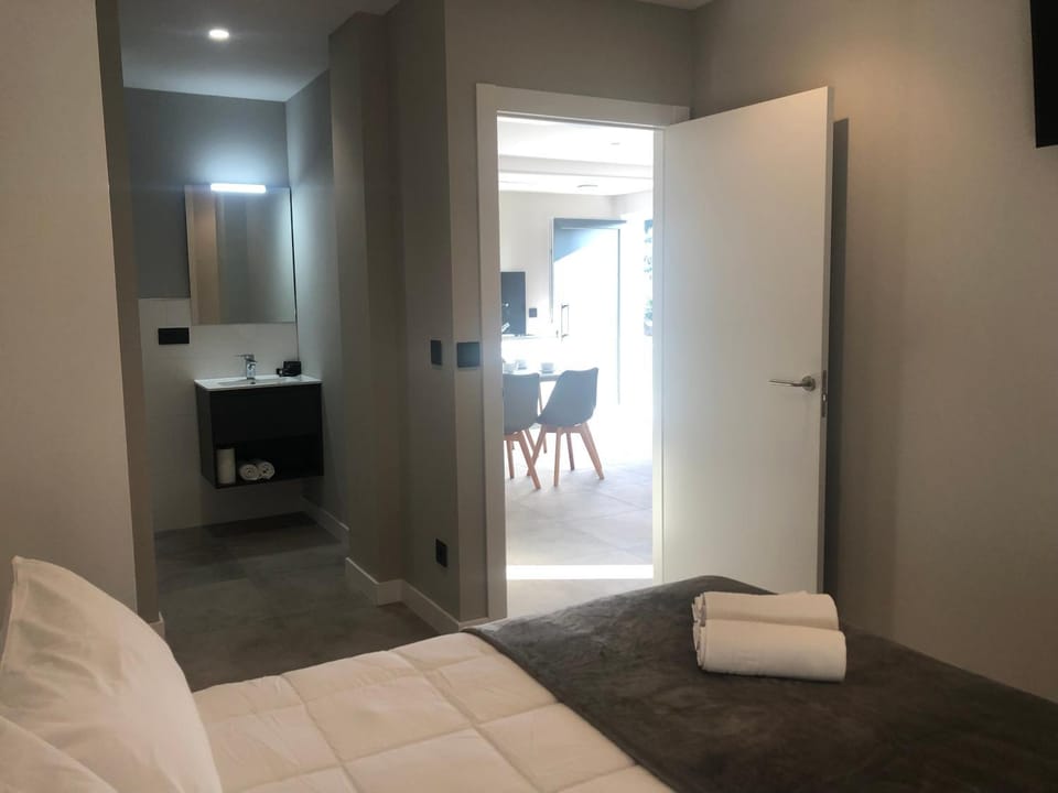 Bed, TV and multimedia, Bedroom
