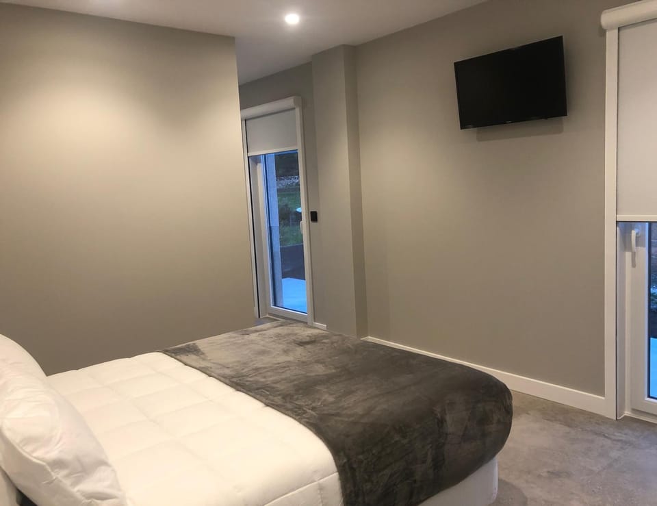 Bed, Bedroom, Garden view