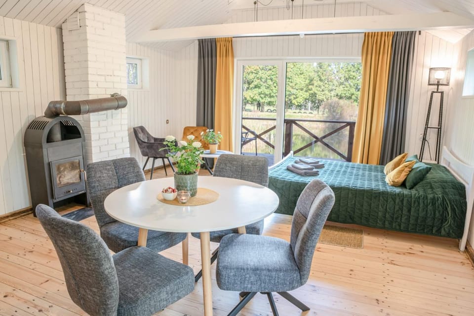Bed, Seating area