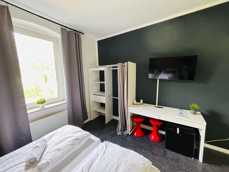 TV and multimedia, Photo of the whole room, Bedroom, wardrobe