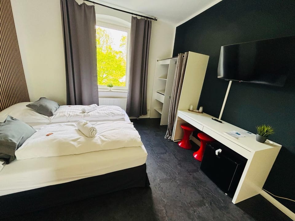 Bed, TV and multimedia, Photo of the whole room, Bedroom, towels, wardrobe