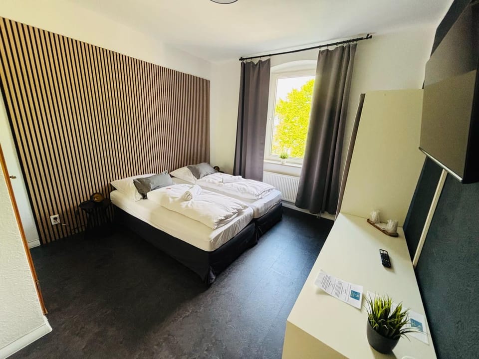 Bed, TV and multimedia, Photo of the whole room, Bedroom, towels