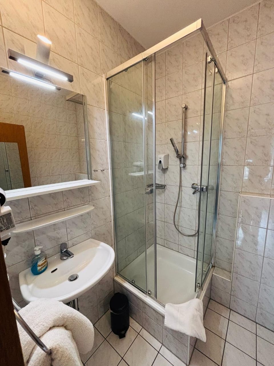 Shower, Bathroom, towels
