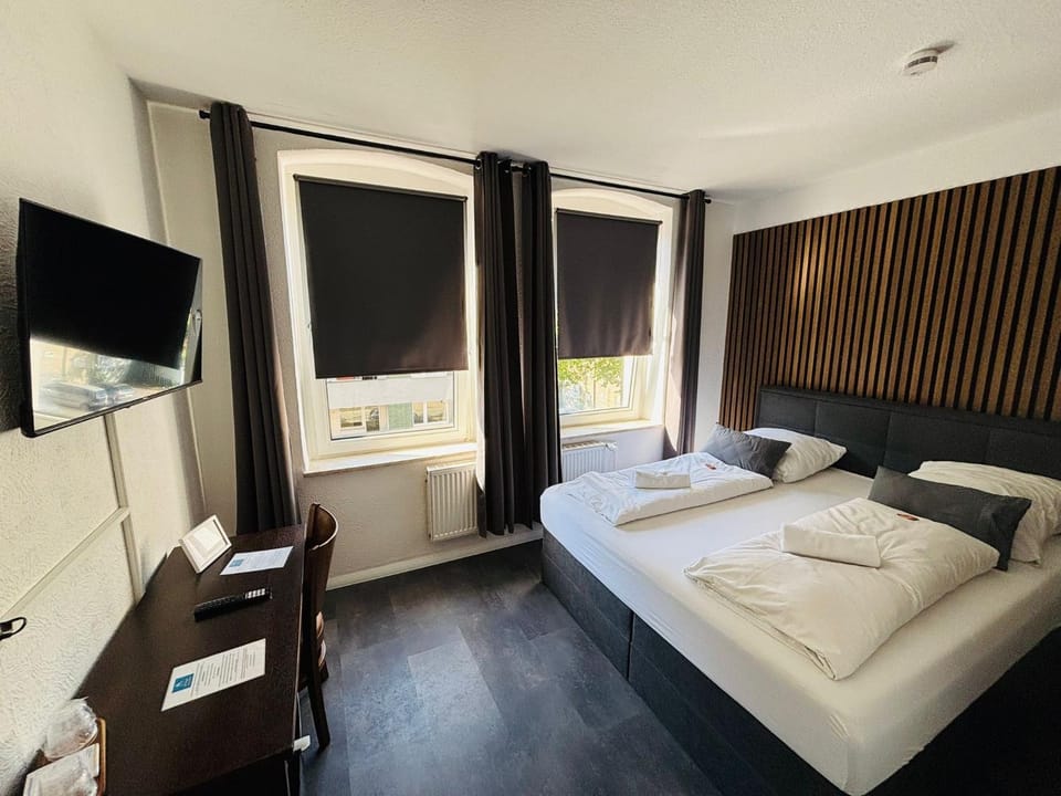 Bed, TV and multimedia, Photo of the whole room, Bedroom, towels