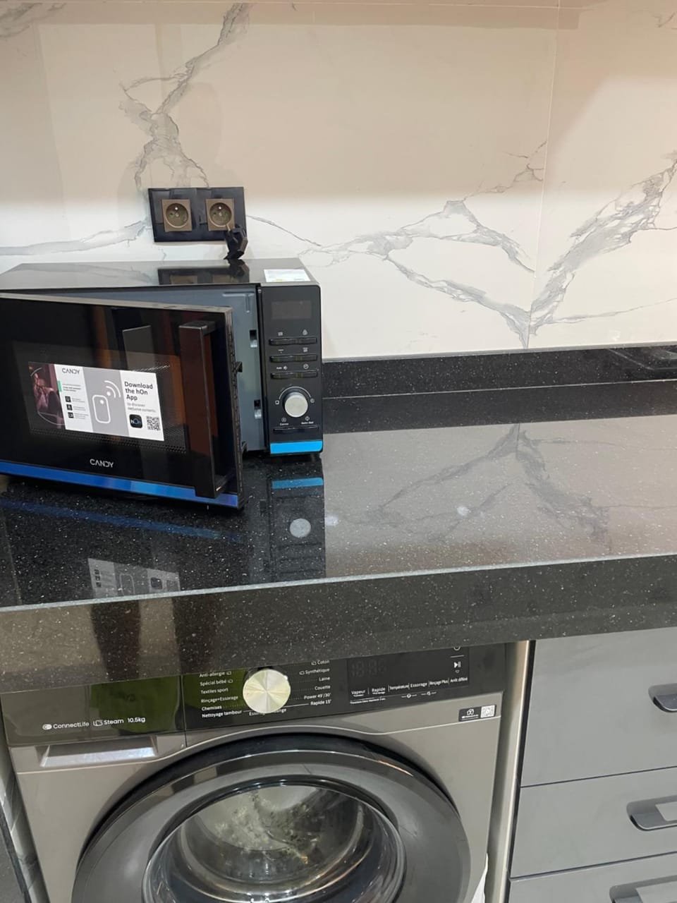 Kitchen or kitchenette, minibar, washing machine, dryer