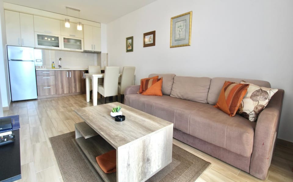 Kitchen or kitchenette, Living room, Seating area, Dining area