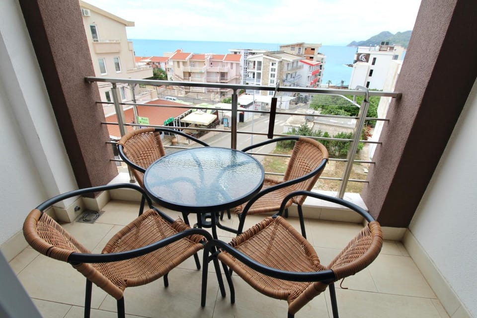 Patio, Day, Natural landscape, View (from property/room), Balcony/Terrace, Seating area, Dining area, City view, Sea view