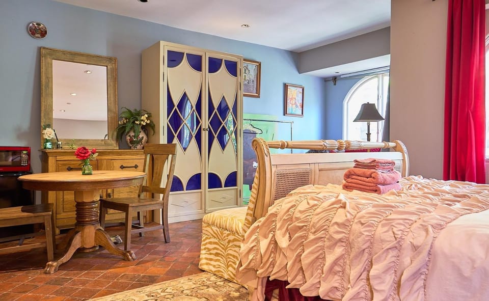 Bed, Living room, Photo of the whole room, Seating area, Dining area, Bedroom