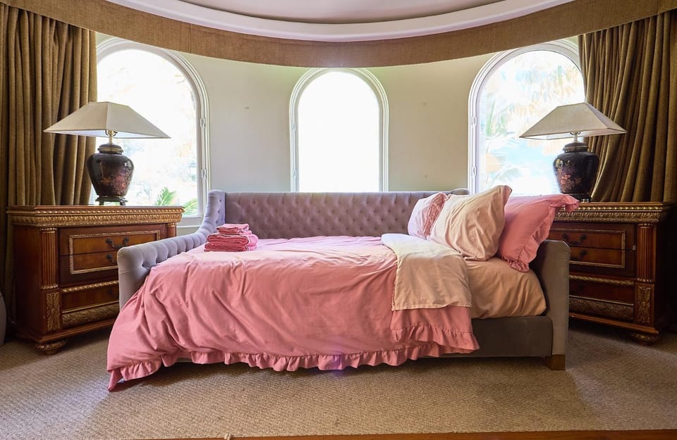 Bed, Living room, Photo of the whole room, Seating area, Bedroom