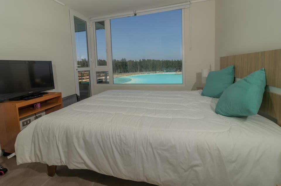 Bedroom, Lake view