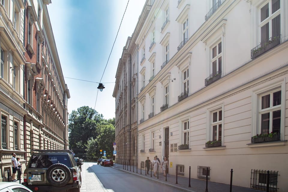 Day, Neighbourhood, Location