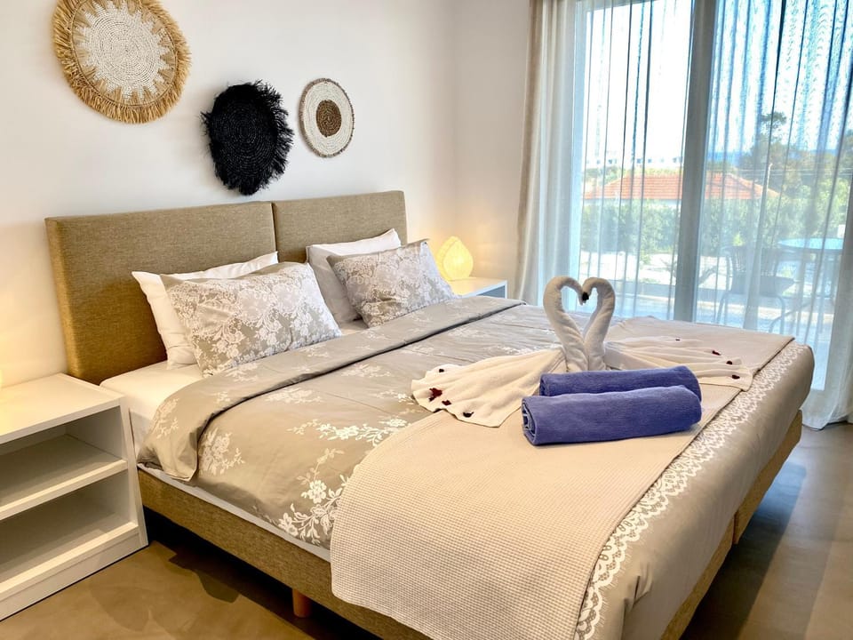 Bed, Photo of the whole room, Bedroom, towels