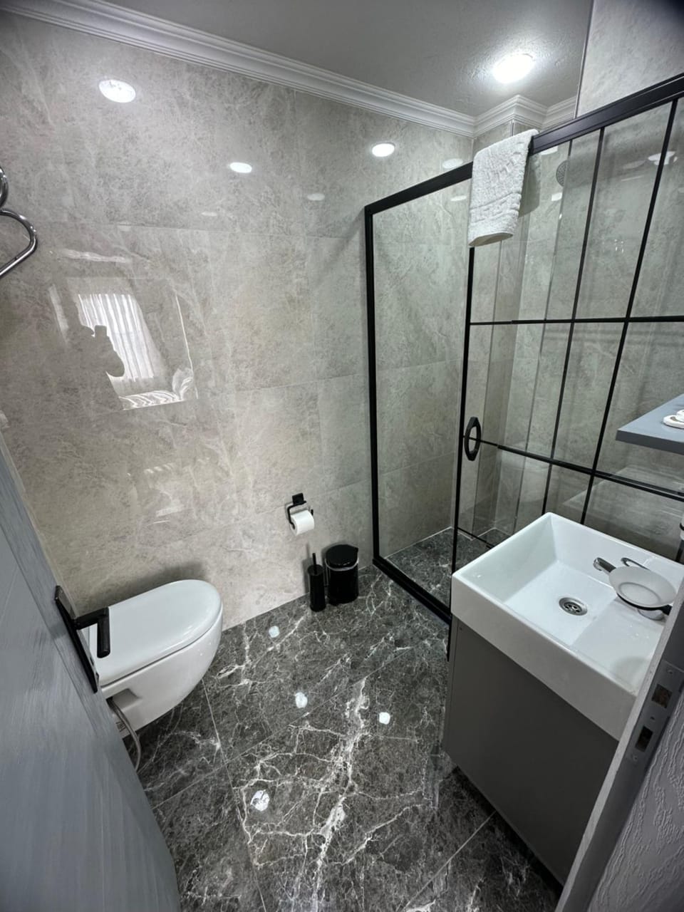 Shower, Toilet, Bathroom, Decorative detail, towels