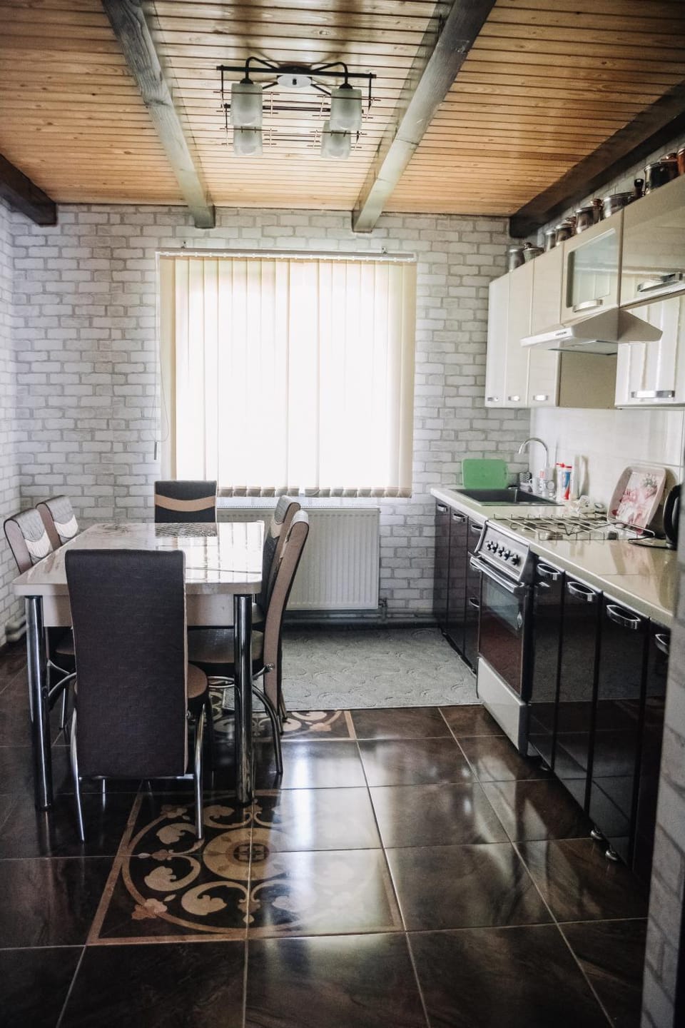 Kitchen or kitchenette, Dining area