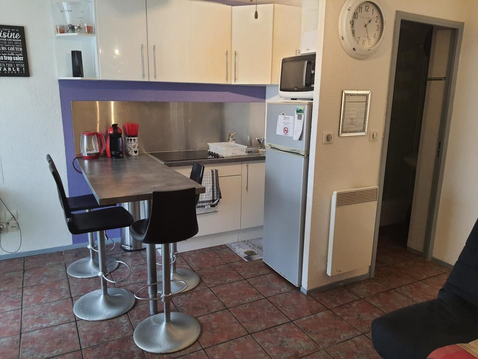 Coffee/tea facilities, Kitchen or kitchenette, Dining area, minibar