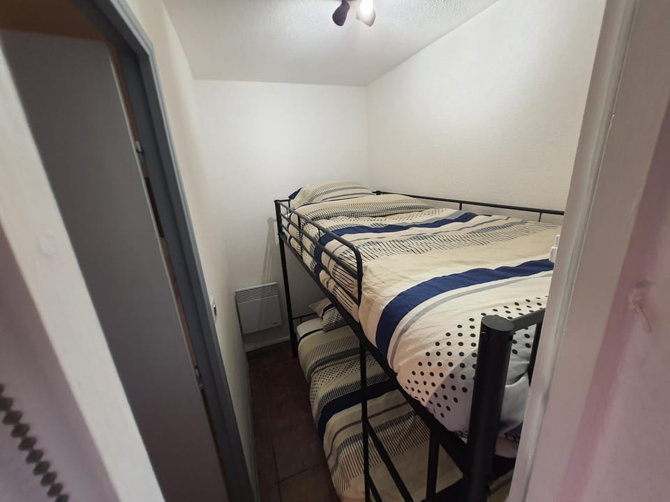 Bed, Photo of the whole room, Bedroom, bunk bed