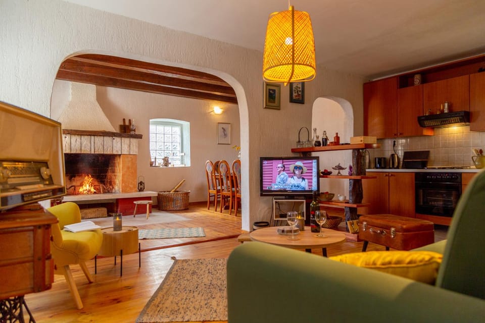 TV and multimedia, Kitchen or kitchenette, Living room, Seating area, Dining area