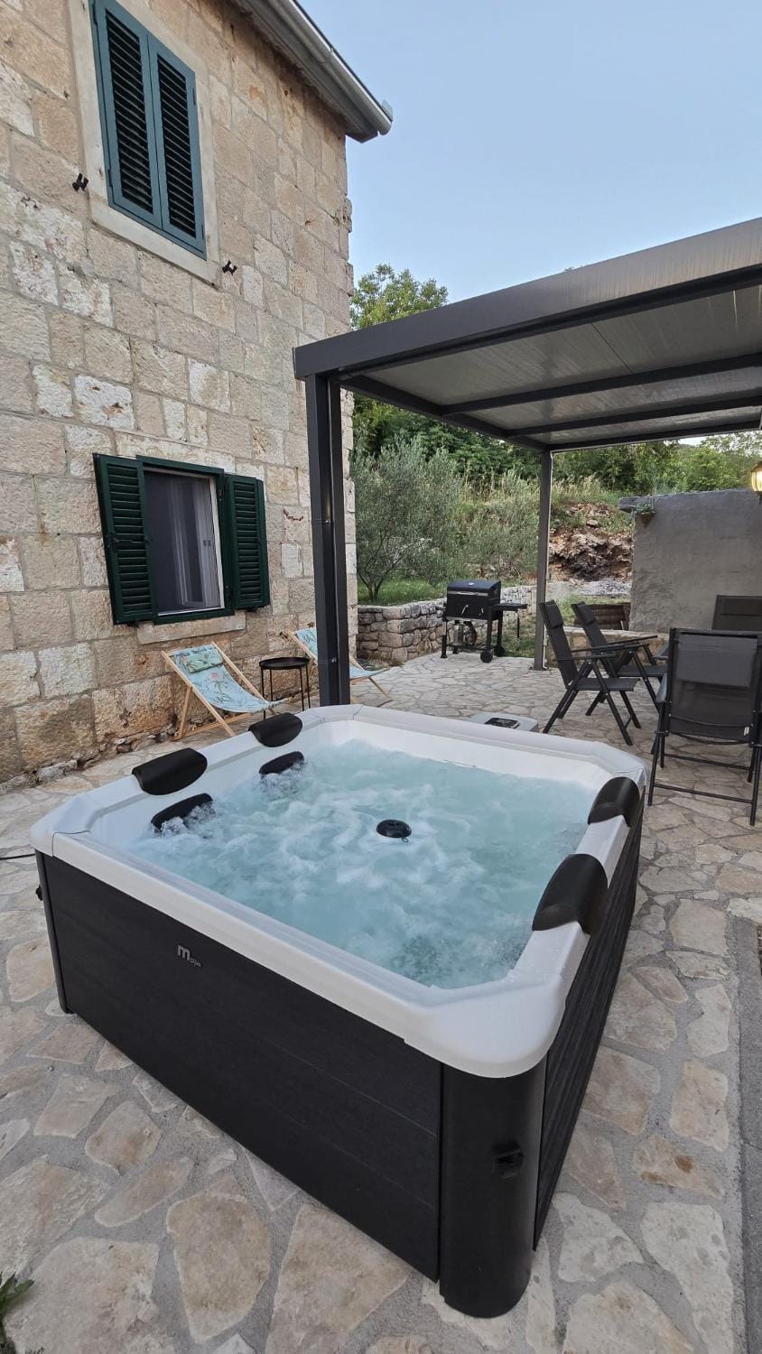 Patio, Day, Hot Tub