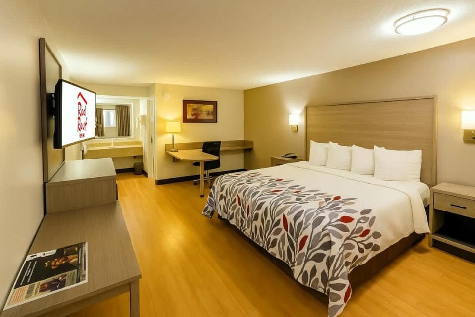 Bed, TV and multimedia, Bedroom