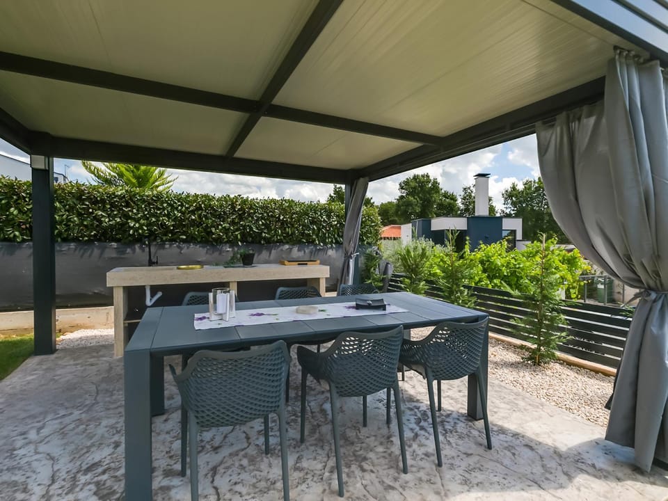 Patio, Dining area, Garden view