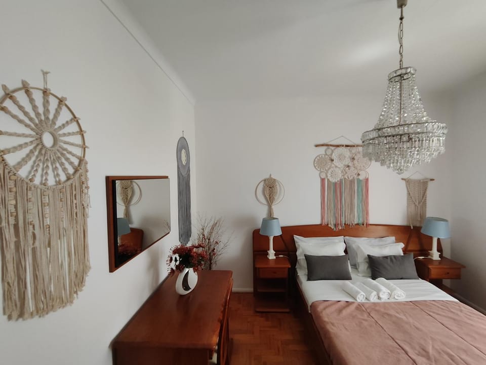 Bed, Photo of the whole room, fireplace
