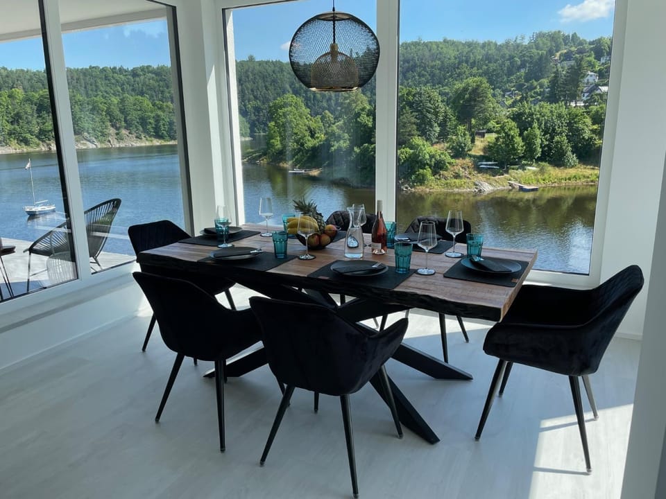 Dining area, Lake view