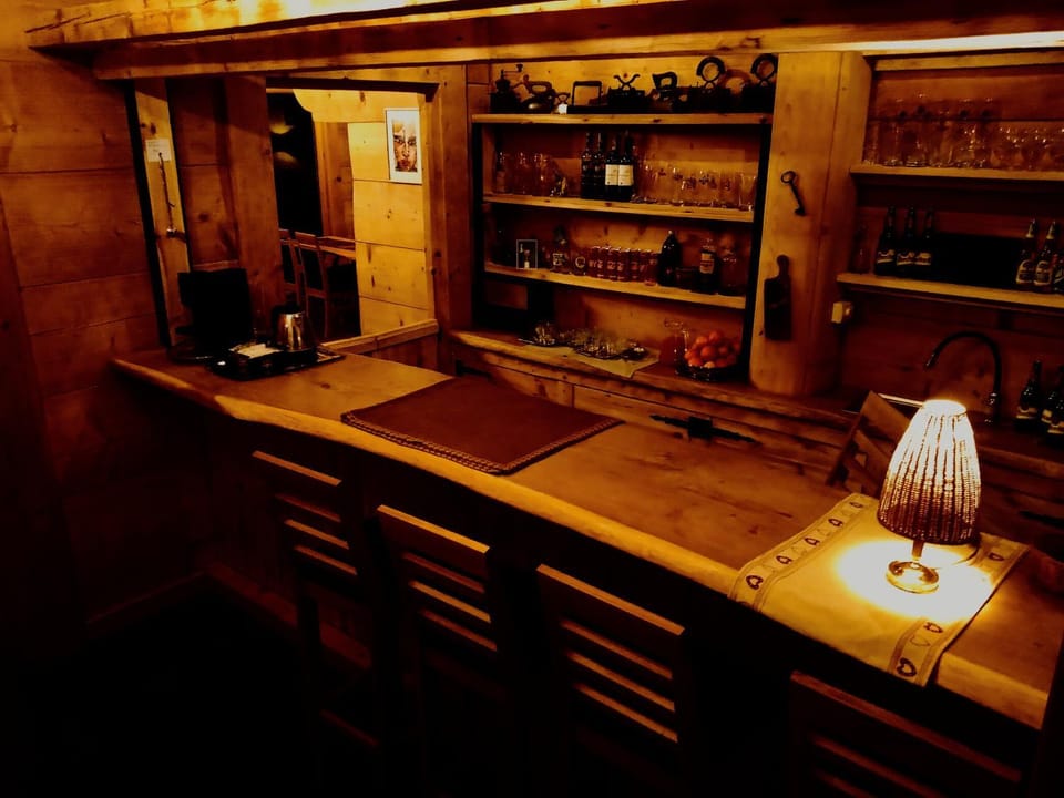 Restaurant/places to eat, Lounge or bar