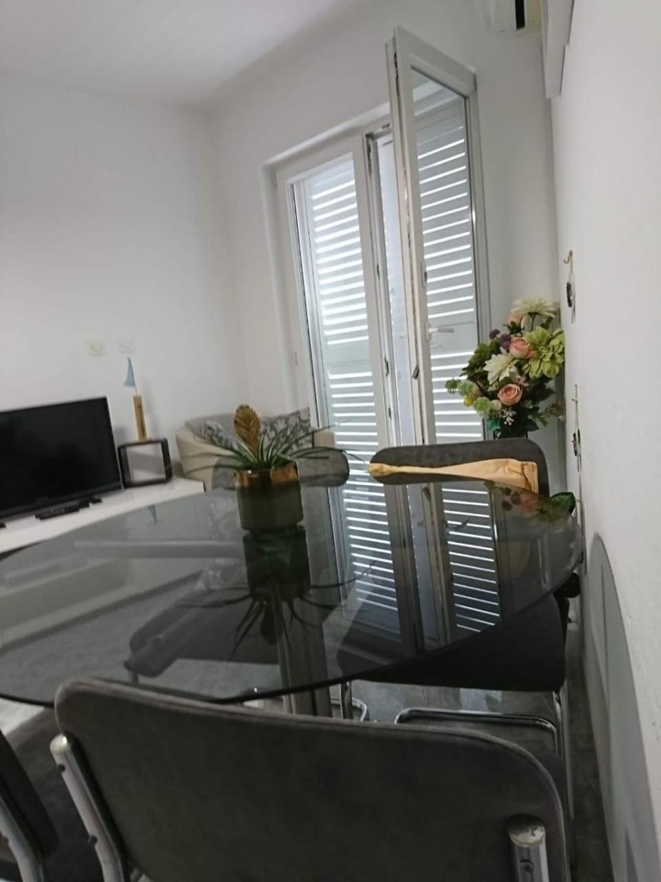 TV and multimedia, Seating area, Dining area, air conditioner