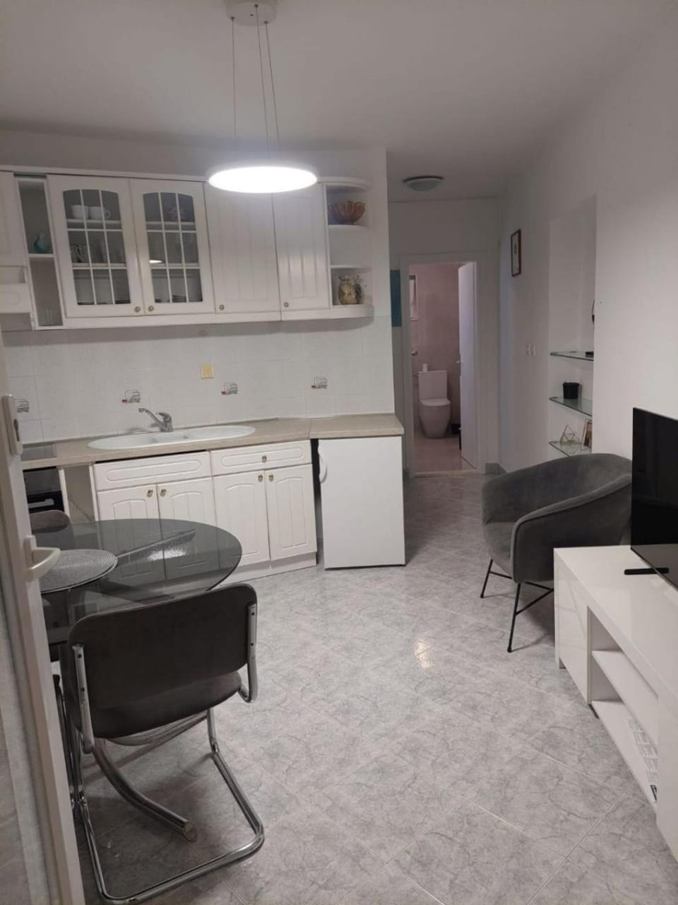 TV and multimedia, Kitchen or kitchenette, Living room, Seating area, Dining area, oven, stove