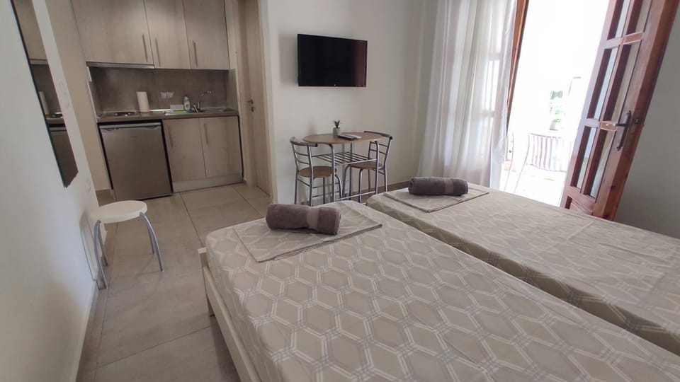 Bed, TV and multimedia, Photo of the whole room, Seating area, kitchen