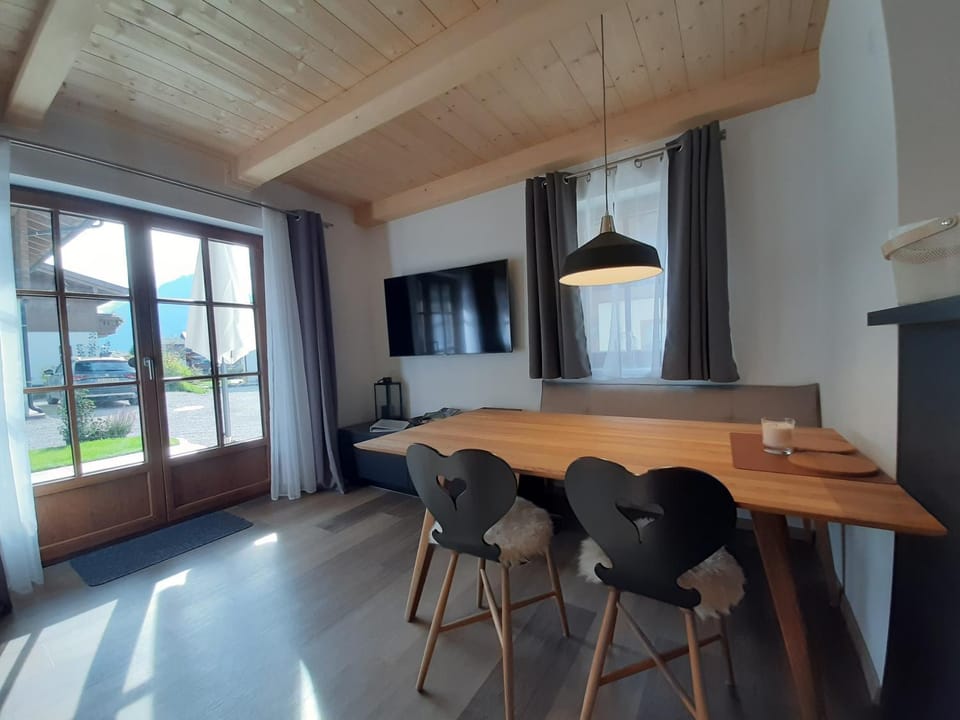 Seating area, Dining area