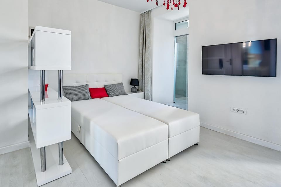 Collins Amethyst Center with FREE parking Apartment in Pula