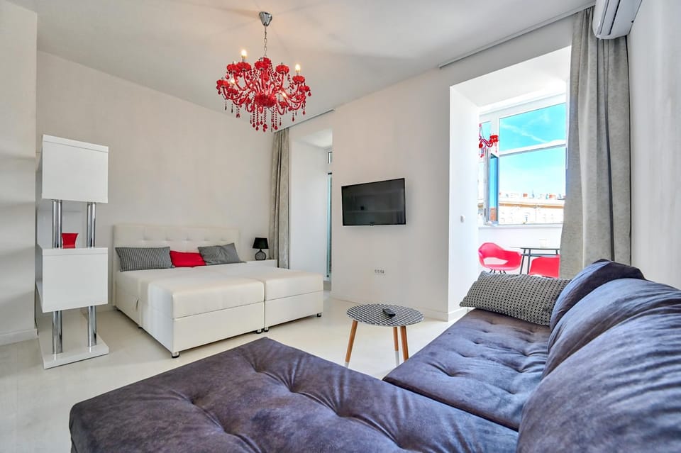 Collins Amethyst Center with FREE parking Apartment in Pula