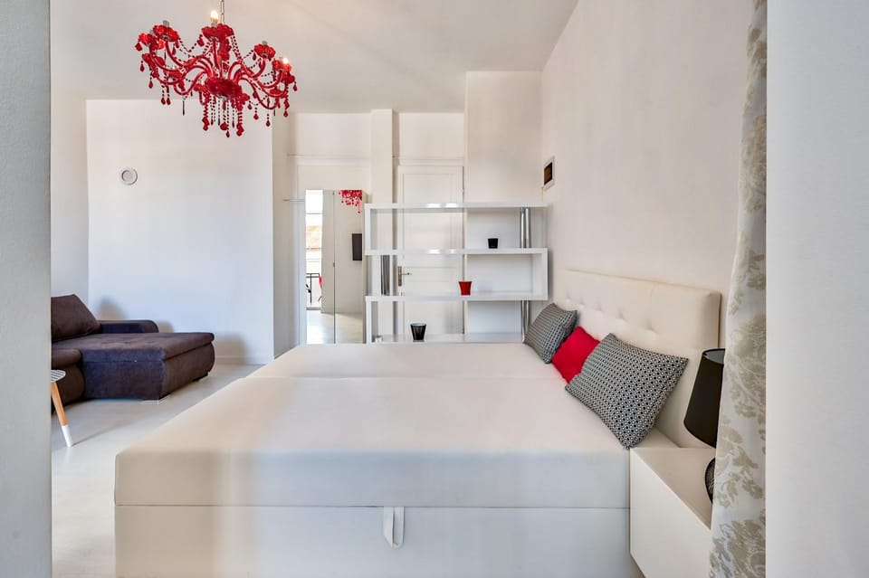 Collins Amethyst Center with FREE parking Apartment in Pula