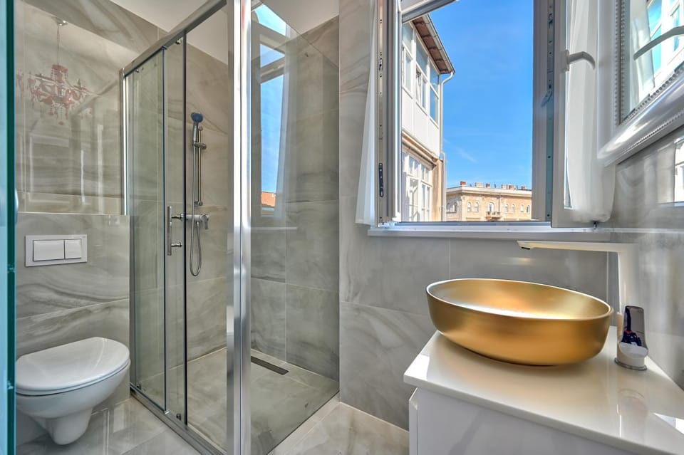 Collins Amethyst Center with FREE parking Apartment in Pula