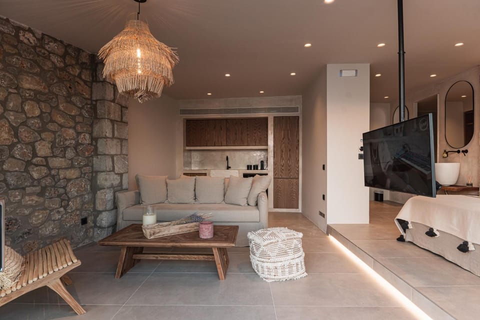 TV and multimedia, Coffee/tea facilities, Kitchen or kitchenette, Living room, Seating area, Dining area