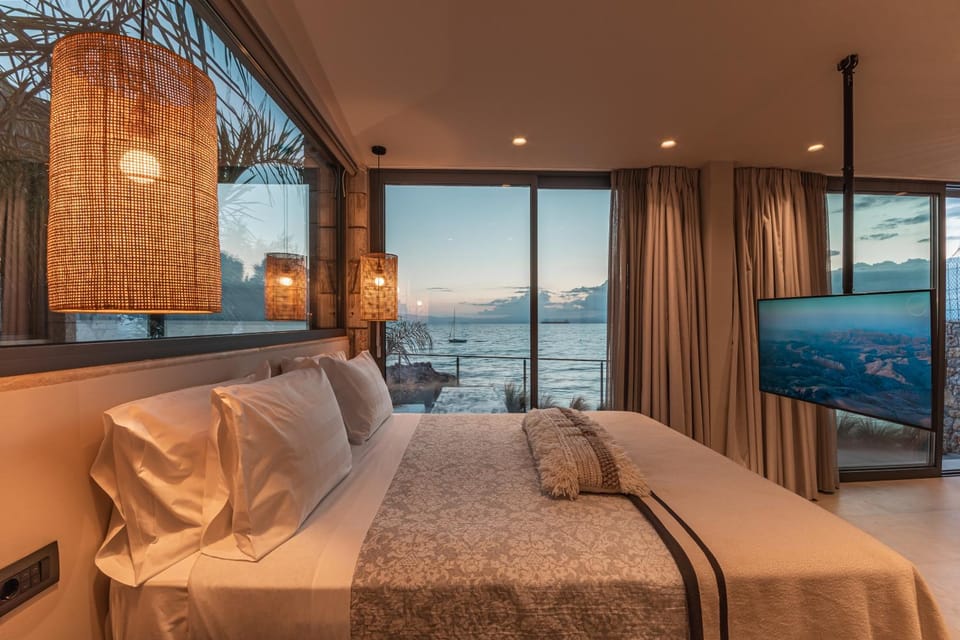Bed, TV and multimedia, Balcony/Terrace, Bedroom, City view, Sea view